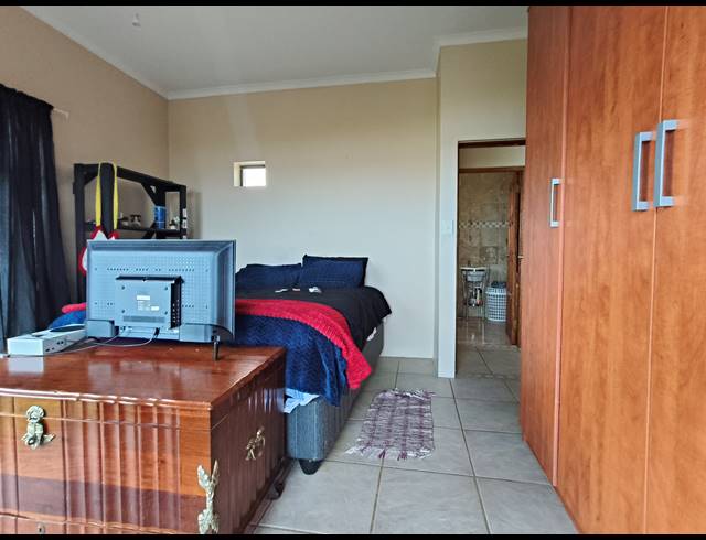 6 BEDROOM HOUSE FOR SALE IN PARADISE BEACH